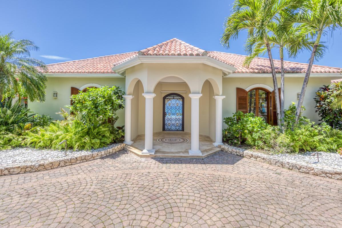 47 Location villa piscine vue mer Terres Basses Saint Martin_porche entree